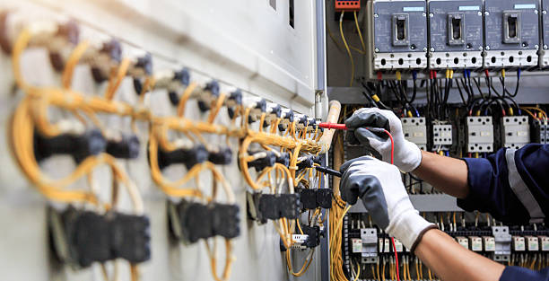 Professional Electrician technician working in Harristown, IL